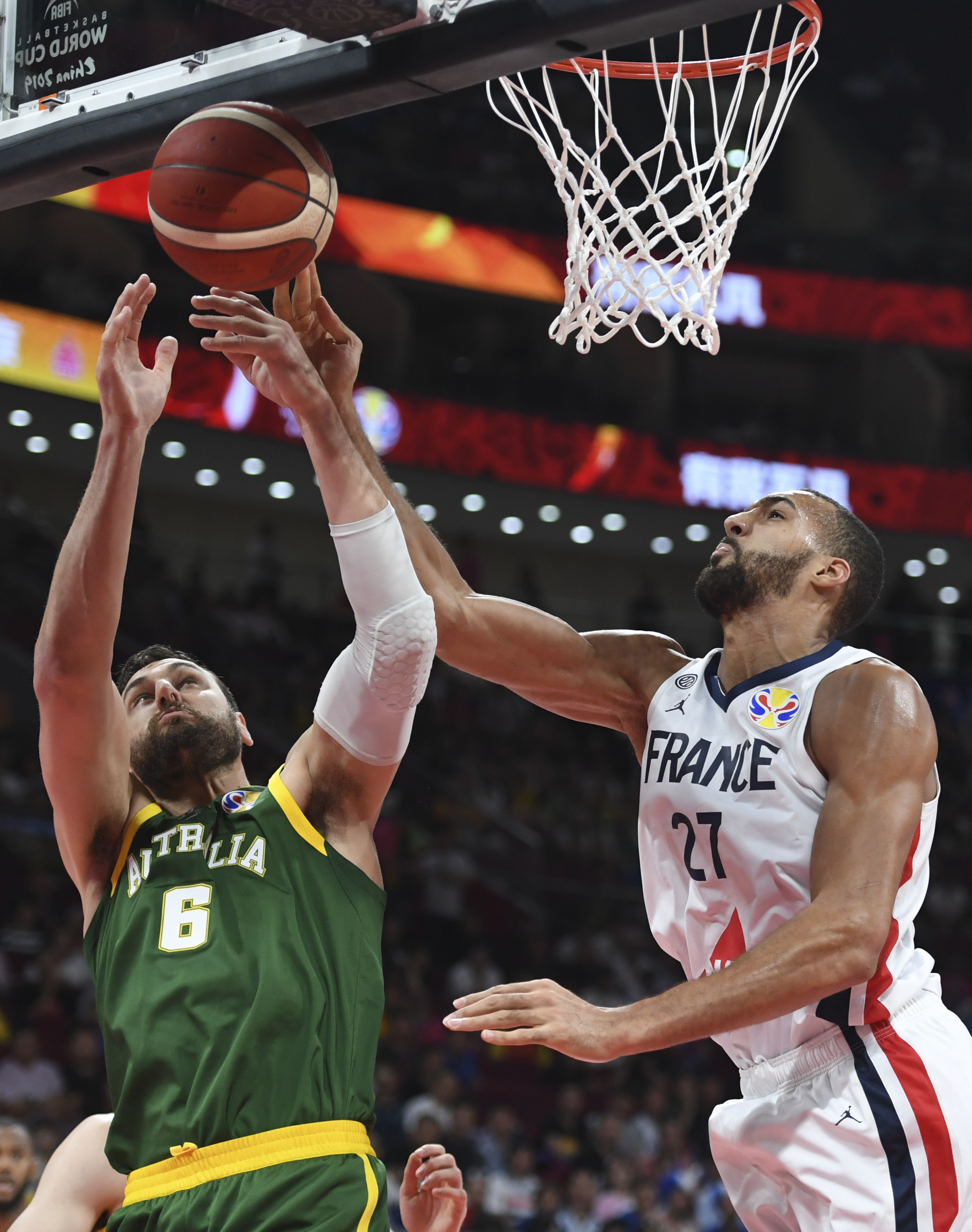 Rookie在法国队比赛中爆冷,精彩发挥引发热议! Rookie在法国队比赛中爆冷,精彩发挥引发热议!